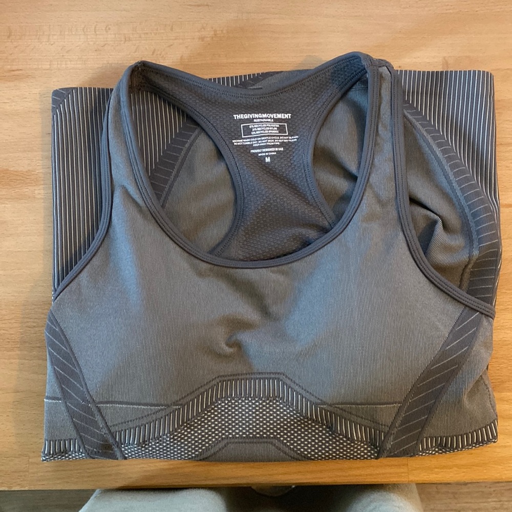 THEGIVINGMOVEMENT Contrast SMLS100 Tank Top